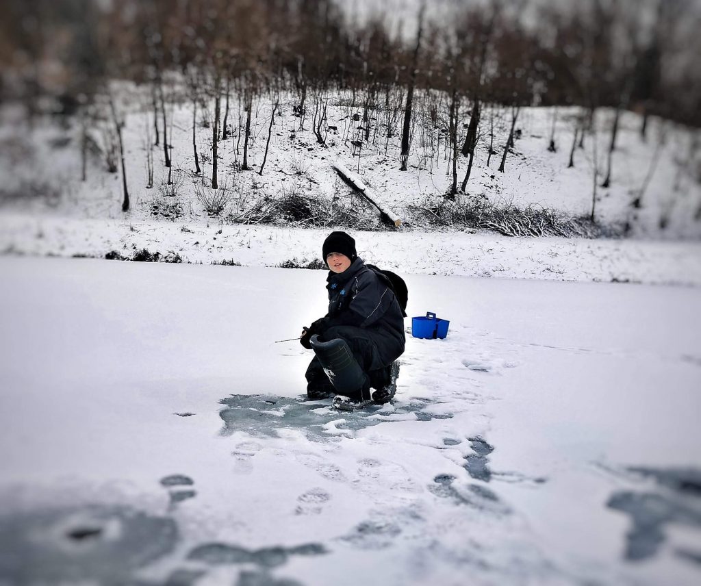 Łowienie ryb na lodzie